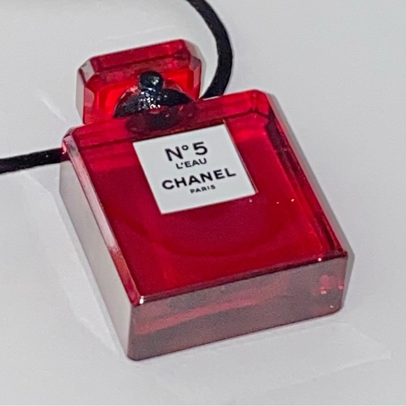CHANEL Paris No 5 L’eau Red Plexiglass Perfume Bottle Charm Pendant Necklace - Picture 9 of 11